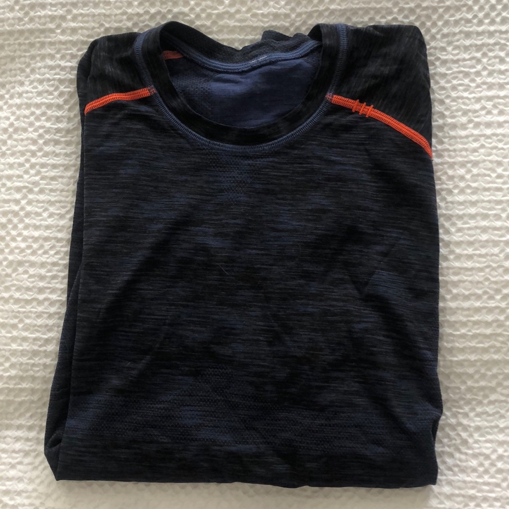 RHONE Men's Reign Long Sleeve Shirt M. Shows signs of wear (see pic)—make offer!